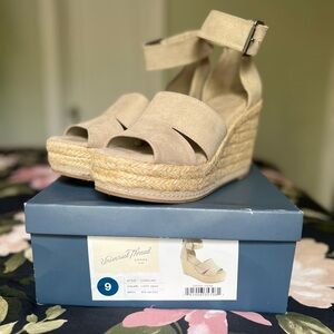 Nude Wedges